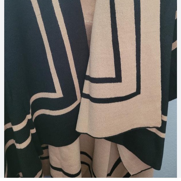 Lauren Ralph Lauren Poncho Wrap in Black and Camel. One Size - Picture 3 of 3